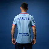 Camiseta de fútbol Umbro del Club Nacional de Football, modelo Away 3. Diseño celeste con detalles en azul y rojo en cuello y mangas. Incluye logo de Umbro, escudo del club y sponsor Antel en el frente.