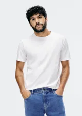 Remera básica de manga corta color gris claro, con cuello redondo.