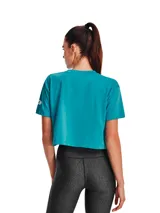 Remera corta Under Armour color gris oscuro con estampado frontal de la frase "REST DAY" en letras blancas con borde difuminado.