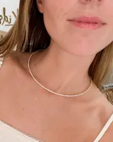 Choker tipo tennis, con engarce continuo de circones brillantes, color plateado.