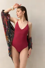 Malla enteriza color borgoña, con breteles finos y textura tipo waffle.