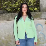 Cardigan de punto fino color verde menta, con escote en V, cierre frontal con tres botones grandes al tono, mangas largas y corte a la cadera. Presenta puños, ruedo y placket acanalados.
