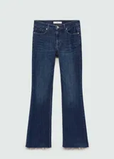 Pantalón de jean azul oscuro, de tiro medio, corte flare y terminación desflecada.