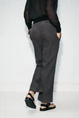 Pantalón de tiro medio con cintura elástica ajustable con cordones, bolsillos laterales ocultos en costura y pierna ancha. Confeccionado en hilatura con algodón y lyocell.