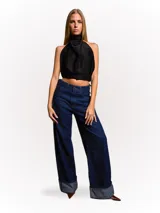 Top negro con cuello halter y espalda descubierta.