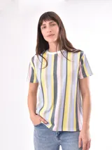 Remera celeste con estampado de hojas blancas.