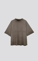 Remera manga corta color marrón con calce extra oversize y cuello redondo con terminación desflecada.