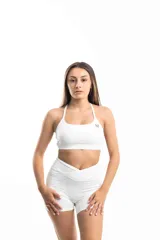 Short deportivo blanco de tiro alto con frunce en la parte trasera y logo de la marca en la cintura.