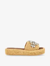 Sandalias tipo plataforma con base de acabado trenzado y capellada ancha decorada con apliques de diseño floral.