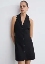 Minivestido negro sin mangas con cuello con solapas y cierre frontal con botones.