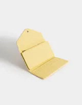 Billetera color block de cuerina, con solapa con broche a presión y bolsillo frontal.
