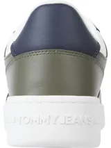 Zapatillas Tommy Jeans Essential de cuero blanco con detalles en verde oliva y azul marino. Presentan el logo de la marca en el lateral y suela de goma blanca.