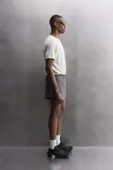 Shorts de running negros confeccionados en tejido técnico ligero y elástico con forro interior.