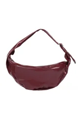 Cartera tipo hobo color bordó de cuero sintético, con cierre superior y asa regulable. Decorada con ojales metálicos plateados.