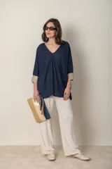 Blusa italiana color crema, tipo poncho, con escote en V con lurex, mangas 3/4 y puños ajustados.