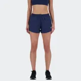 Short deportivo de mujer color azul marino, con corte holgado y dobladillo curvo. Presenta cintura elástica y un pequeño logo reflectante en la pierna izquierda.
