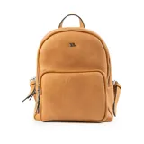 Mochila color habano de cuero sintético con cierre superior y bolsillo frontal con cierre. Tiene un bolsillo interno con cierre y herrajes plateados. Cuenta con dos correas ajustables para los hombros y una manija superior.