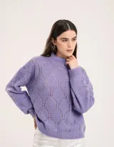 Polerón holgado de tejido calado color lila, con detalles combinados en las mangas.