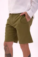 Bermuda de lino color beige, corte recto, con bolsillos laterales y traseros.