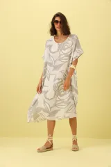 Vestido midi de corte amplio con estampado floral en tonos gris y blanco.