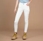 Pantalón de jean gris oscuro, corte skinny y tiro medio.