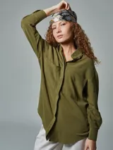 Camisa oversize color ladrillo confeccionada en lino, con cuello clásico, manga corta y bolsillo en el pecho.