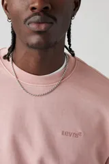 Buzo de frisa color rosa con cuello redondo y logo bordado al tono en el pecho.
