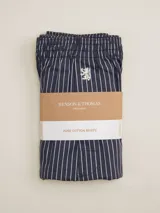 Boxer de algodón a rayas verticales azul marino y blancas, con cintura elástica y logo bordado en la pierna.