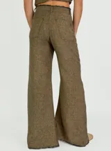 Pantalón de tiro alto color ladrillo, de corte palazzo con aberturas laterales en el ruedo y terminación desflecada.