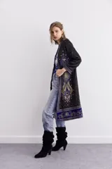 Kimono midi de satén negro con bordados de lentejuelas, mostacillas y piedras. Interior de jacquard y mangas 3/4.