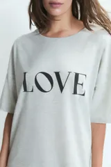 Camisón de manga corta, color gris melange, con escote amplio y la palabra "LOVE" estampada en negro en el frente.