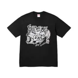 Camiseta negra de manga corta con estampado frontal de un demonio bebiendo de una lata y el logo de Supreme en la parte superior.
