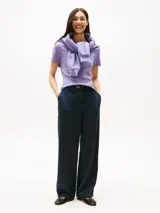 Remera de algodón color lila con cuello redondo y corte slim fit. Logo de Tommy Hilfiger bordado en el pecho.