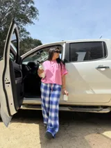 Pantalón de vestir a cuadros en tonos de azul y blanco, de corte recto y tiro alto.