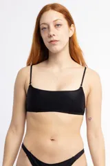 Top musculosa negro con escote recto, breteles finos y relleno.
