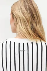 Remera de rayas blanca y negra con cuello ribeteado y volados.
