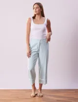 Pantalón capri de algodón a rayas verticales celestes y blancas, marca Ruby Rd. Tiene pretina con botón y cierre, pretina trasera elastizada, bolsillos delanteros y traseros, y terminación de ruedo desflecado.