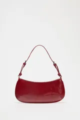 Bolso de hombro color rojo con efecto craquelado, asa corta y cierre de cremallera.