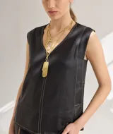 Musculosa negra de lino con cuello en V y costuras a contratono.