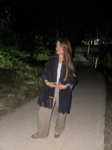 Pashmina tejida de lana merino color negro, con textura gruesa y flecos largos en los extremos.