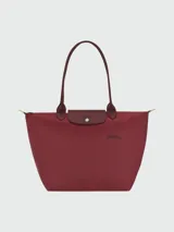 Bolso tote grande Longchamp modelo Le Pliage Green, color marrón chocolate, confeccionado en lona de nylon reciclado con detalles en cuero marrón y herrajes plateados.