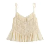 Blusa color crema con breteles finos ajustables, escote en V y detalle de encaje en el frente.