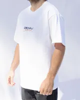 Remera blanca de algodón con estampado azul y rojo con el texto "DENALI SURF CLUB EST.2017 GOOD TIMES CO. HYOGO/HYOGO".