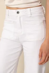 Pantalón blanco de cintura alta, corte recto, con bolsillos frontales tipo cargo y terminación desflecada. Confeccionado en denim de algodón con spandex.