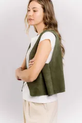 Chaleco de cuero color marrón con estampado brillante, de corte recto y largo a la cintura. Su diseño abierto en el frente lo convierte en una prenda versátil, fácil de combinar tanto con básicos como con looks más elaborados.