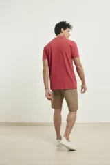 Remera polo de piqué color azul con cuello clásico y tapeta de tres botones.