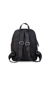 Mochila negra de nylon con cierre principal y dos bolsillos frontales con cierre.