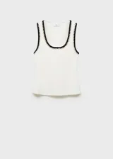 Musculosa blanca de algodón con cuello redondo y ribete negro.