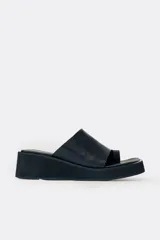 Sandalias negras con plataforma gruesa y tira ancha con textura reptil.