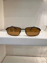 Lentes de sol con protección UV400 y patillas metálicas.